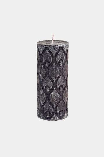 Cilindro formos kvepianti žvakė su ornamentu, grafito spalvos, cinamono kvapo (50-120mm)