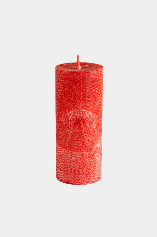 Cilindro formos kvepianti žvakė raudonos spalvos, vaisių ir uogų, cinamono bei vanilės aromato (maža - 50/120 mm)