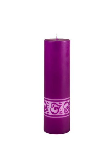 Cilindro formos violetinė žvakė  su baltu ornamentu