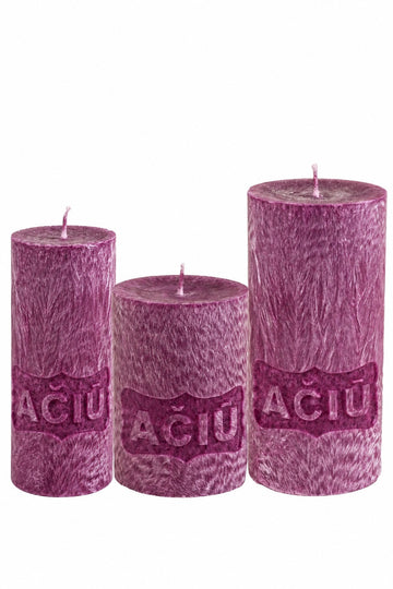Cilindro formos kvepianti žvakė "Ačiū", violetinės spalvos, citrusų, vaisių, gėlių, balto muskuso ir medžio aromato kvapo.