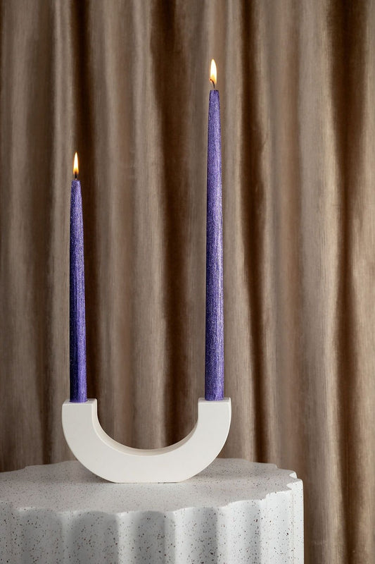 Tradicinės blizgios violetinės spalvos stalo žvakės (20 vnt. / 30 cm)