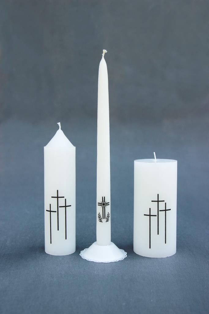 Trys žvakės dekoruotas ritualine atributika kryžiumi, Žvakė "Cilindras" diametras 50 mm, aukštis 200 mm; žvakė "Tradicinė" 320 mm ir Žvakė "Cilindras", diametras 70 mm, aukštis 150 mm.
