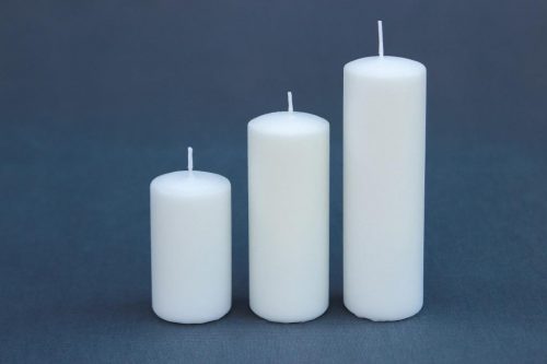 trijų dydžių baltos spalvos žvakės "Cilindras", diametras 65 mm, aukštis 100 mm, 140 mm ir 180 mm.