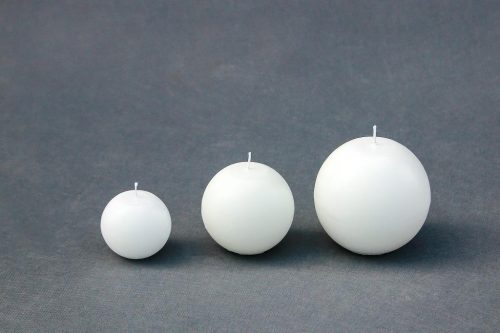 6 dydžių baltos spalvos žvakės "Rutulys", dydžiai 80 mm, 10 mm, 120 mm, 150 mm ir 200 mm.