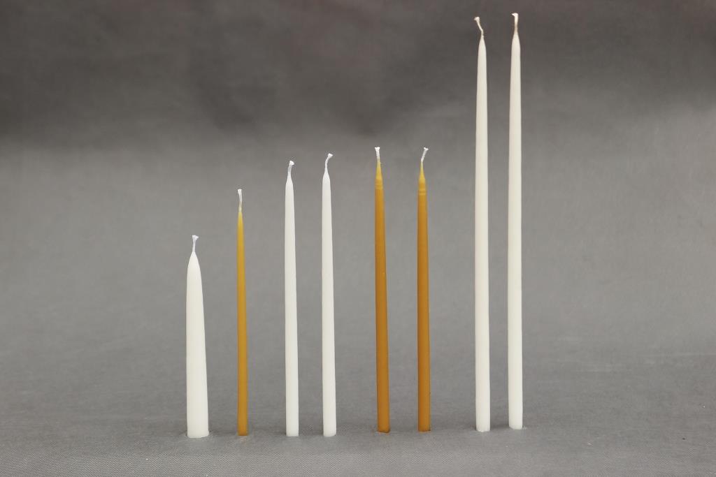 100 procentų natūralaus vaško arba parafininės žvakės, žvakių deginimo stalas bažnyčiose ar koplyčiose.