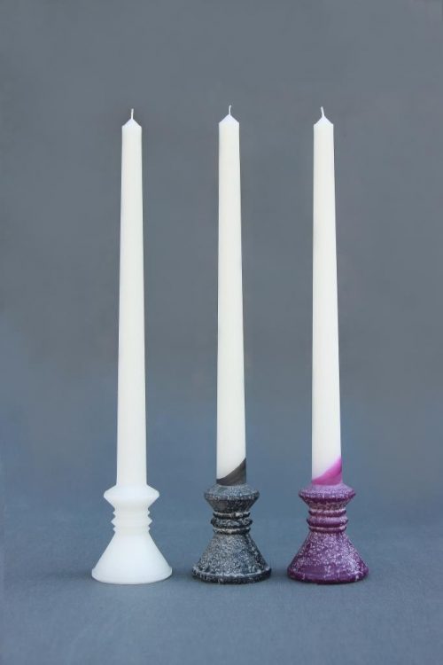 Trijų spalvų žvakė "Klasika" balta, dekoruota juodos arba violetinės spalvos marmumu.