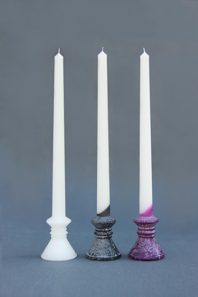 Trijų spalvų žvakė "Klasika" balta, dekoruota juodos arba violetinės spalvos marmumu.