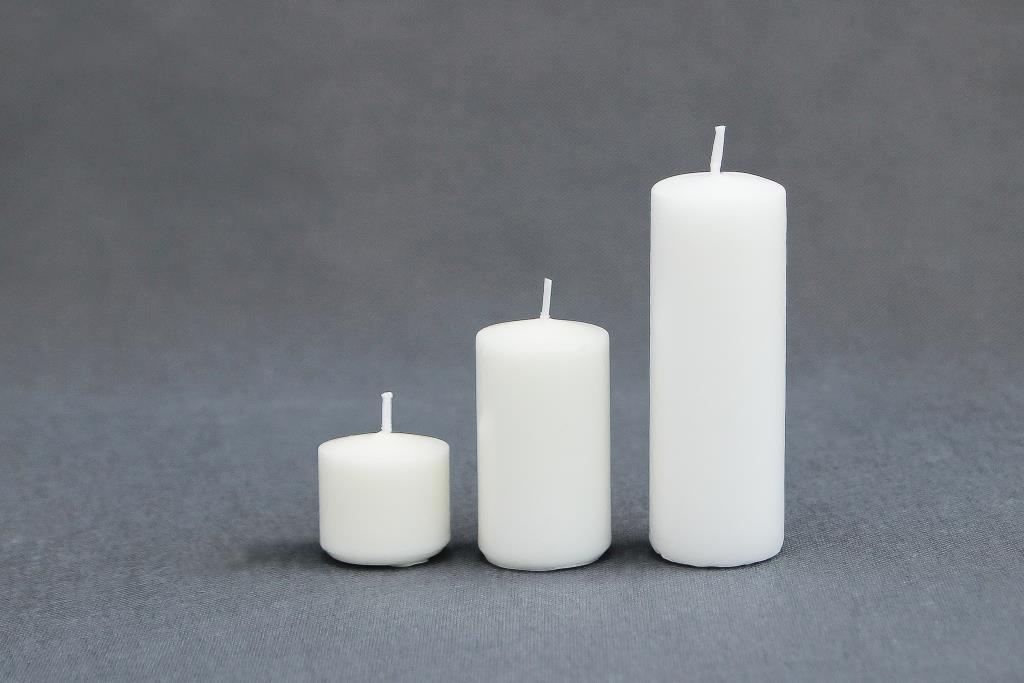 Baltos spalvos žvakė "Cilindras", diametras 40 mm, trijų aukščių 40 mm, 70 mm ir 120 mm.