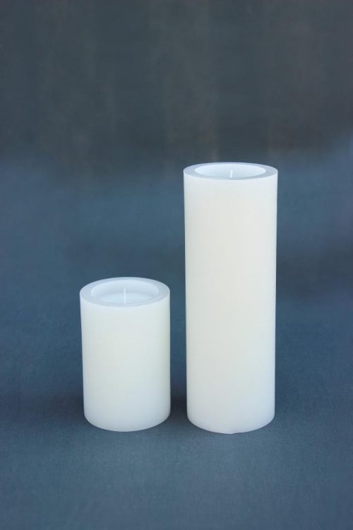 Dvi baltos spalvos žvakės "Cilindras", diametras 100 mm, aukštis 150 mm ir 300 mm.