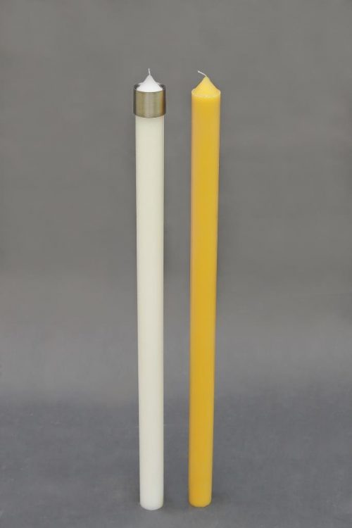 geltonos arba baltos spalvos žvakė "kūginis cilindras" su žvakių antgaliu, diametras 50 mm, aukštis 950 mm. Pakuotėje 4 vnt.