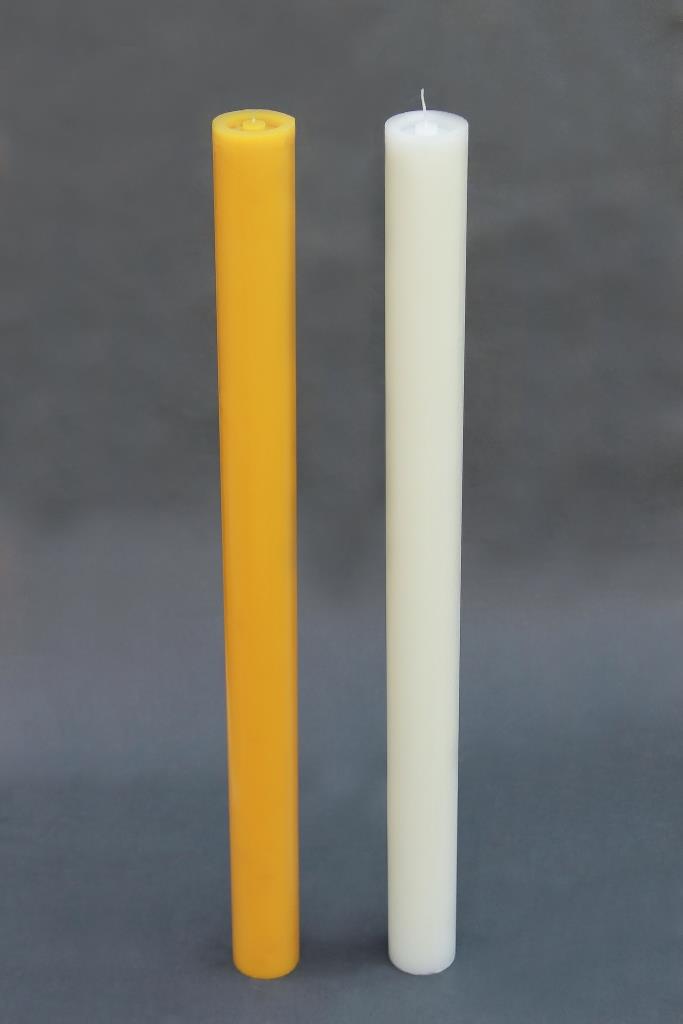 Baltos arba geltonos spalvos žvakė cilindras dviejų dydžių.