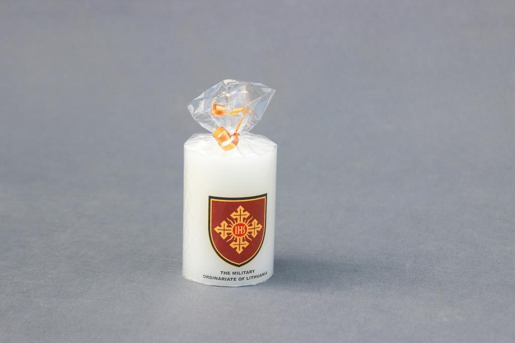 Suvenyrinė žvakė Cilindras 70/100 dekoruota Lietuvos kariuomenės Ordinariato logotipu.