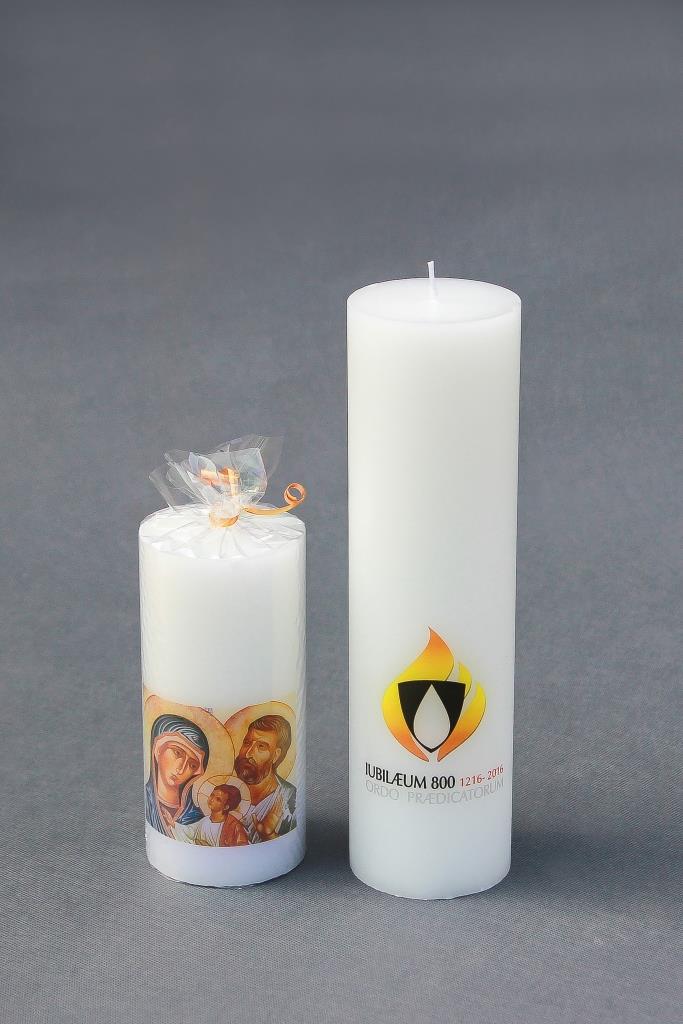 Dekoratyvinė žvakė "Cilindras" su Šv. Šeimos paveikslu ir Dominikonu simboliu.